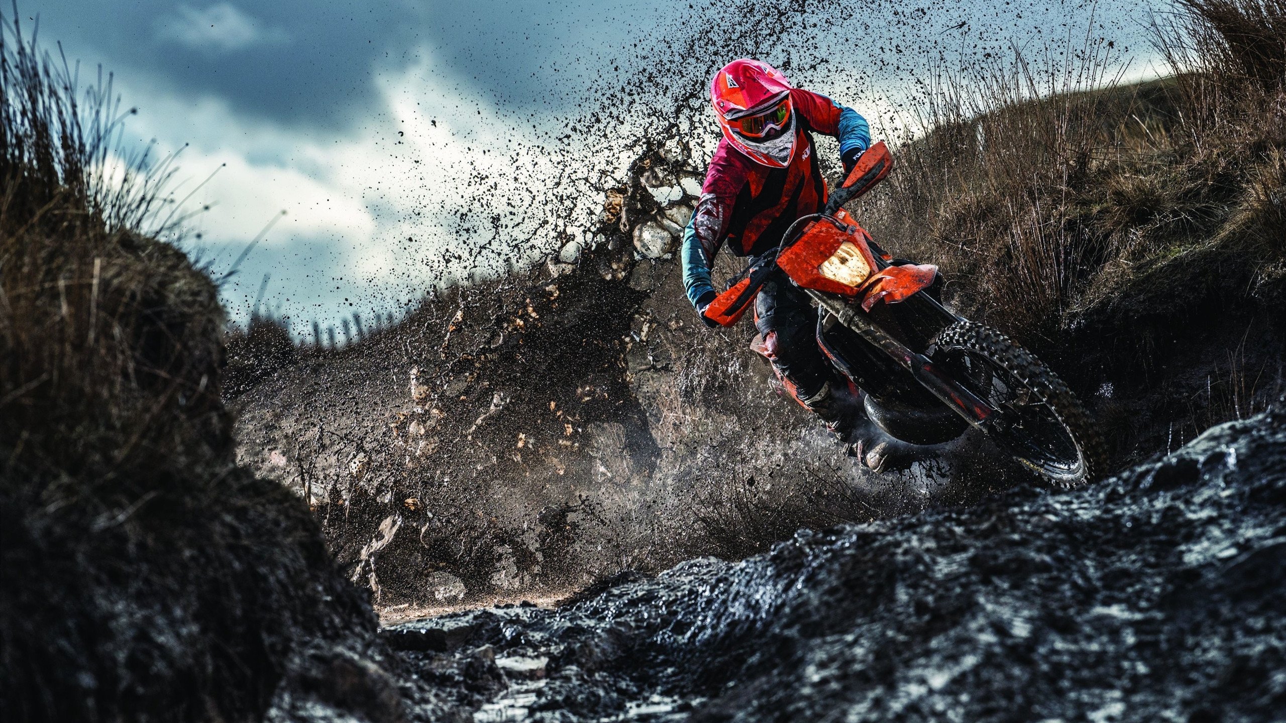 主力球员高强度对抗中保持技术动作稳定展现专业素养,防守球员主动对抗进攻球员